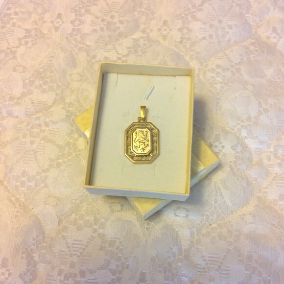 VTG Leo Lion Zodiac Sign Rectangle Charm Vintage Gold Tone Pendant - Picture 7 of 8
